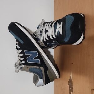 For sale barely worn Mens New Balance 574 classic size 10.
